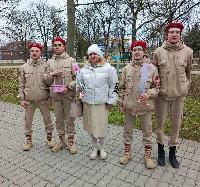 Юнармейцы поздравили женщин с наступающим 8 Марта 