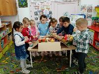 Юные брюховчане приготовили гостинцы для бойцов СВО