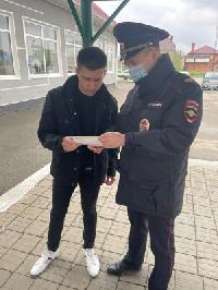 Полицейские Брюховецкого района продолжают информировать граждан об угрозах дистанционного мошенничества