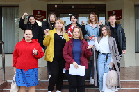 Десять детей-сирот стали обладателями собственного жилья