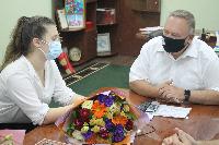 Владимир Мусатов поздравил выпускницу-стобальницу
