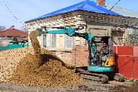 В станице Батуринской идет капитальный ремонт тротуара по улице Красной